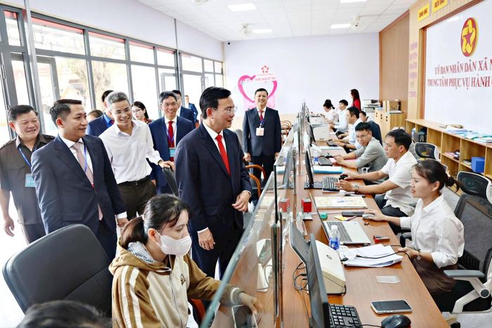 Phó Bí thư Tỉnh ủy, Chủ tịch UBND tỉnh Lâm Đồng Hồ Văn Mười tham Trung tâm Phục vụ hành chính công xã Nhân Cơ (Ảnh: Chính Thành)