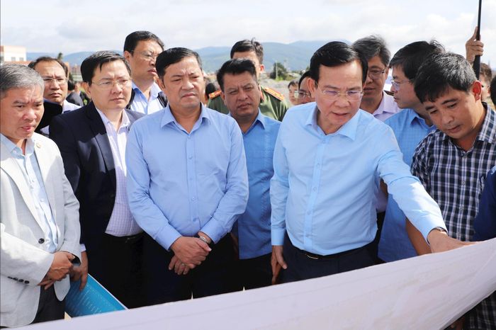 Phó Bí thư Tỉnh ủy, Chủ tịch UBND tỉnh Lâm Đồng Hồ Văn Mười kiểm tra tiến độ công trình tại khu vực Đức Trọng (cũ)