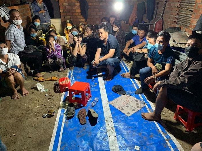 Công an triệt phá một vụ đánh bạc trong rừng