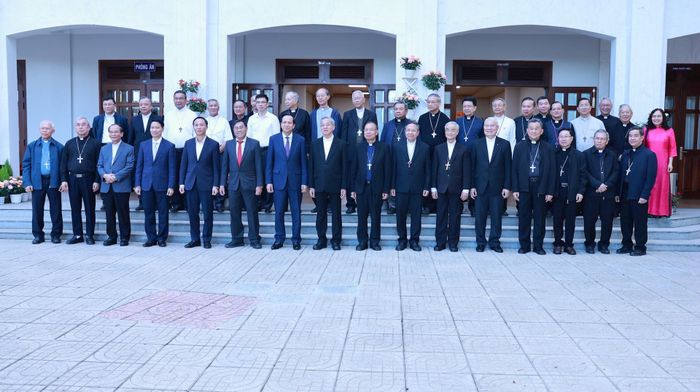 Đoàn Bộ trưởng Bộ Dân tộc và Tôn giáo cùng đoàn UBND tỉnh chúc mừng Hội Đồng giám mục Việt Nam tổ chức đại hội thành công tốt đẹp