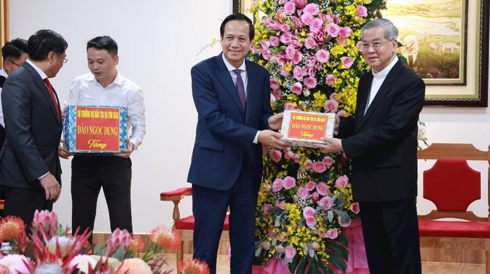 Bộ trưởng Bộ Dân tộc và Tôn giáo tặng quà chúc mừng Tổng Giám mục Nguyễn Năng, Chủ tịch HĐGMVN, Tổng Giám mục Tổng Giáo phận Thành phố Hồ Chí Minh