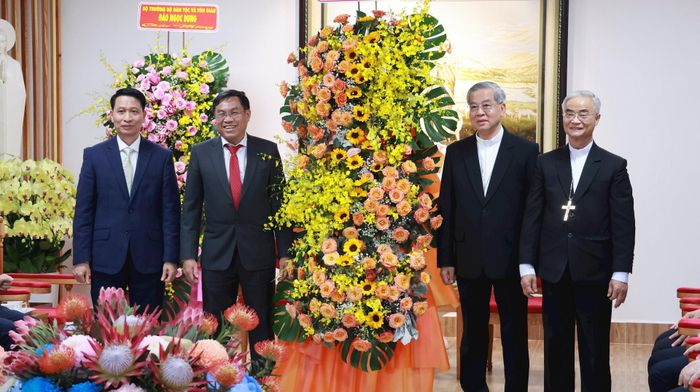 Đoàn UBND tỉnh tặng hoa chúc mừng Hội Đồng giám mục Việt Nam tổ chức thành công đại hội