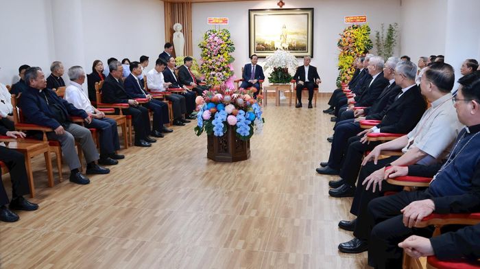 Quang cảnh buổi đến thăm, chúc mừng