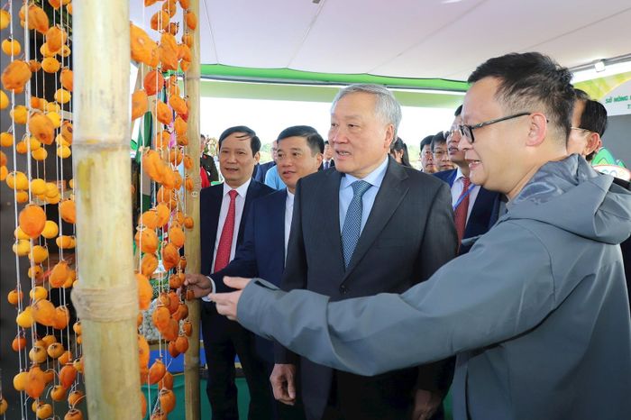 Phó Thủ tướng Thường trực Chính phủ Nguyễn Hòa Bình tham quan khu triển lãm, giới thiệu các sản phẩm nông nghiệp, OCOP