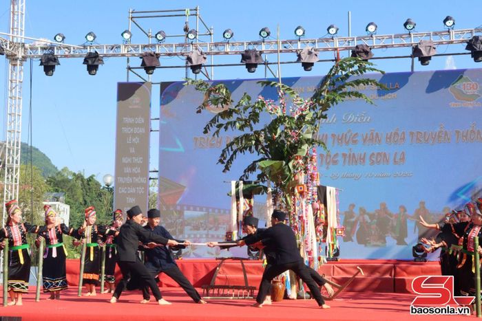 Trình diễn trích đoạn Lễ hội Pang A xã Mường La.