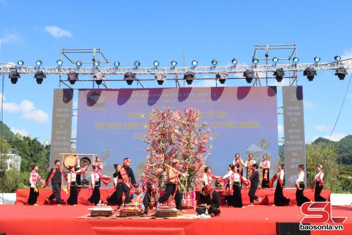 Trình diễn trích đoạn Lễ hội Hết Chá phường Mộc Sơn.