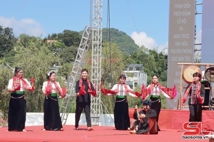 Trình diễn trích đoạn Lễ hội Hết Chá phường Mộc Sơn.