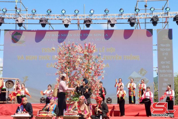Trình diễn trích đoạn Lễ hội Hết Chá phường Mộc Sơn.
