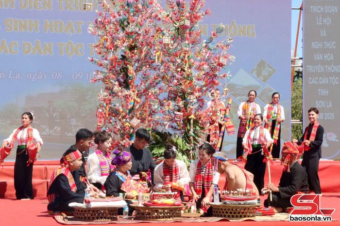 Trình diễn trích đoạn Lễ hội Hết Chá phường Mộc Sơn.