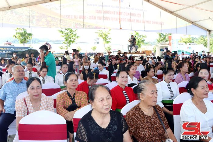 Đông đảo nhân dân đến xem và cổ vũ.