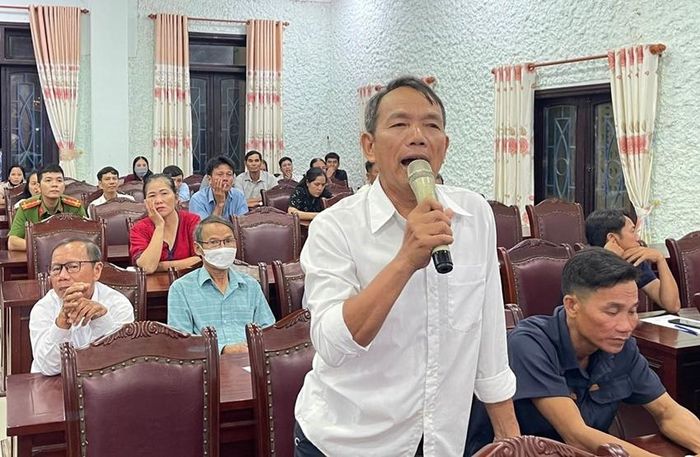  Người dân xã Quảng Điền trao đổi ý kiến tại buổi gặp mặt giữa lãnh đạo xã với các hộ dân chịu ảnh hưởng bởi Dự án