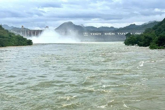 Thủy điện Tuyên Quang mở thêm cửa xả đáy lúc 19h hôm nay.