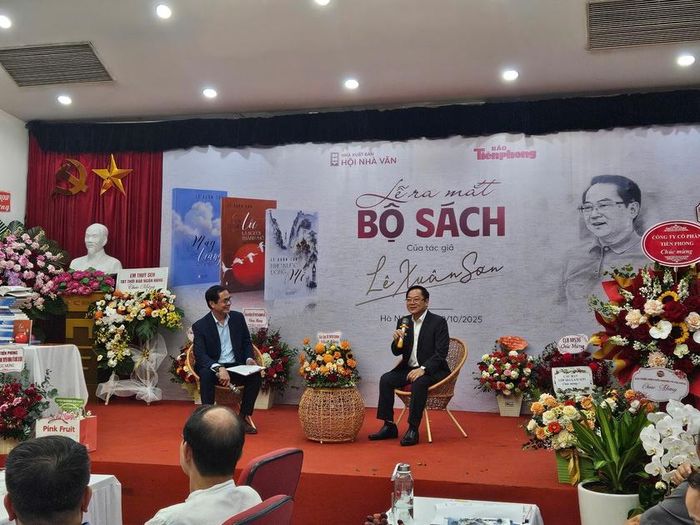 Tác giả Lê Xuân Sơn tại lễ ra mắt 3 cuốn sách mới. Ảnh: CDKH.