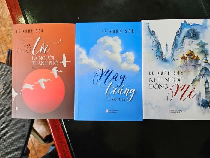 Bộ ba cuốn sách “Đã từ lâu tôi là người thành phố”, “Mây trắng còn bay”, “Như nước dòng Mê” của nhà báo, nhà thơ Lê Xuân Sơn. Ảnh: CDKH.