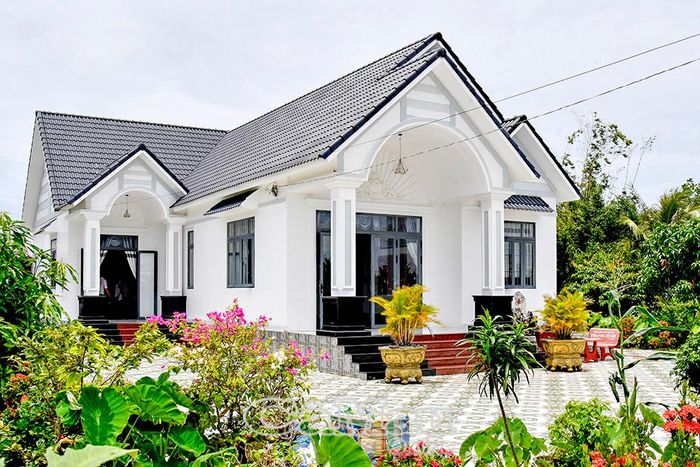 Nhờ linh hoạt trong sản xuất, trên quê hương Tân Hưng ngày càng xuất hiện nhiều ngôi nhà khang trang, tô điểm diện mạo nông thôn.