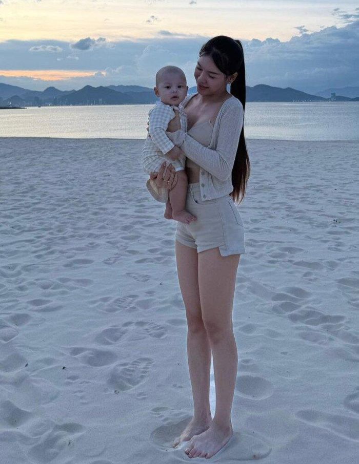Yến Xuân cho biết: "Sáng sớm, mình thức dậy, vệ sinh cá nhân và thay quần áo, sau đó dẫn con ra ngoài chơi. Sau đó mình đưa bé về nhà để cô massage và tập thể dục cho con".