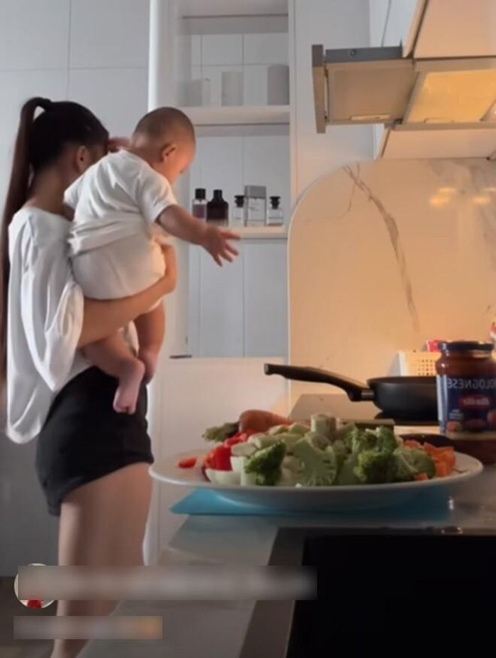Video Yến Xuân vừa chăm con vừa làm việc nhà nhận nhiều lời khen ngợi.