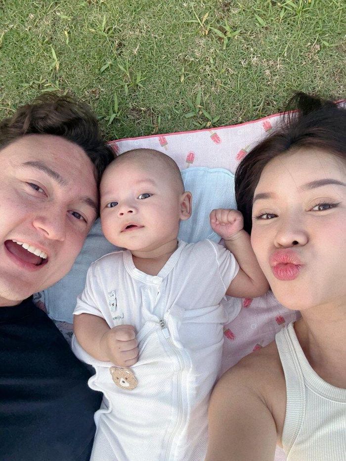 Buổi tối hai vợ chồng sẽ cố gắng chơi với con một lúc rồi cho bé đi ngủ, kết thúc một ngày hạnh phúc bên nhau.