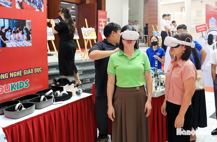 Các đại biểu trải nghiệm công nghệ thực tế ảo.