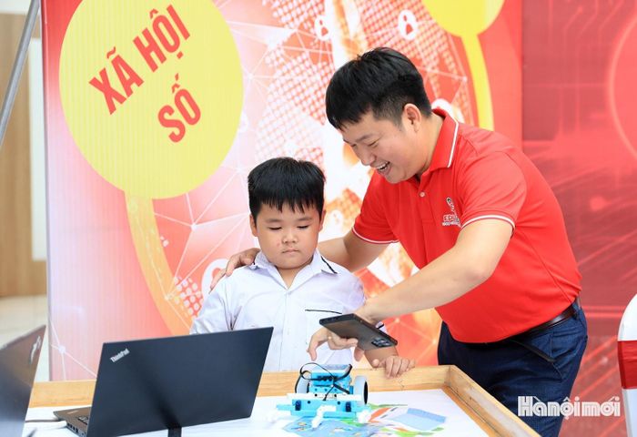 Anh Nguyễn Minh Đại (Tổ hợp Công nghệ giáo dục EDUKIDS) cho biết: “Tham gia sự kiện, chúng tôi đem đến những sản phẩm công nghệ mới trong lĩnh vực giáo dục, đáp ứng tốt nhu cầu chuyển đổi số và phục vụ tốt việc học tập của các học sinh. Chúng tôi mong muốn đem đến trải nghiệm thú vị và thúc đẩy sự sáng tạo của các em học sinh thông qua sản phẩm công nghệ và đặc biệt là công nghệ STEM AI ROBOTICS”.
