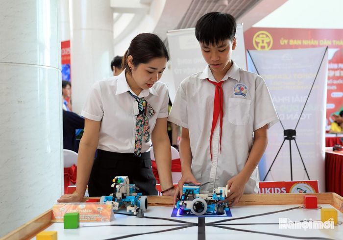 Học sinh Ngô Đăng Khôi (Trường Trung học cơ sở An Dương Vương) chia sẻ: “Em đam mê tìm hiểu lĩnh vực khoa học công nghệ. Em cũng như các bạn rất vui khi được lắp ráp, điều khiển robot và trải nghiệm sản phẩm số”.