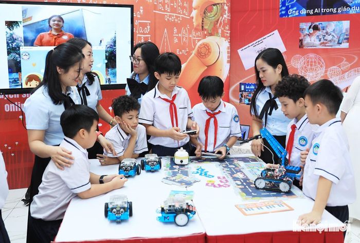 Các gian hàng trưng bày có nội dung như: Steam AI &amp; Robotics, trải nghiệm văn hóa qua kính thực tế ảo, vẽ tranh AI…