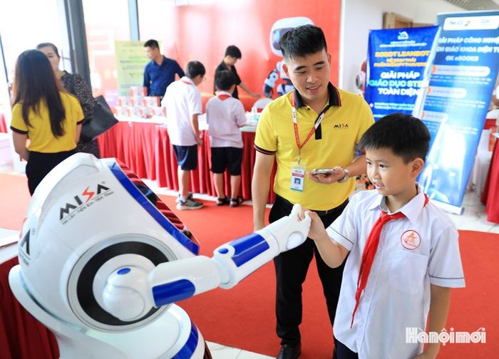 Học sinh tương tác với robot ứng dụng trí tuệ nhân tạo.