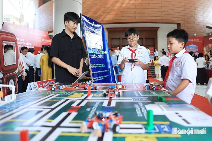 “Sau khi trải nghiệm thực tế, em đã hiểu thêm nhiều điều mới lạ trong nguyên lý hoạt động của robot và nảy ra một số ý tưởng trong học tập”, Đăng Khôi chia sẻ thêm.