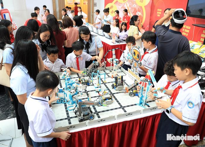 Sự kiện không chỉ là dịp để học sinh tiếp cận với công nghệ mà còn giúp thúc đẩy chuyển đổi số học đường.