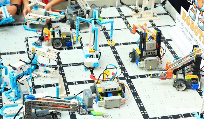 Với điểm nhấn là hoạt động lắp ráp, điều khiển robot ứng dụng AI dành cho học sinh .
