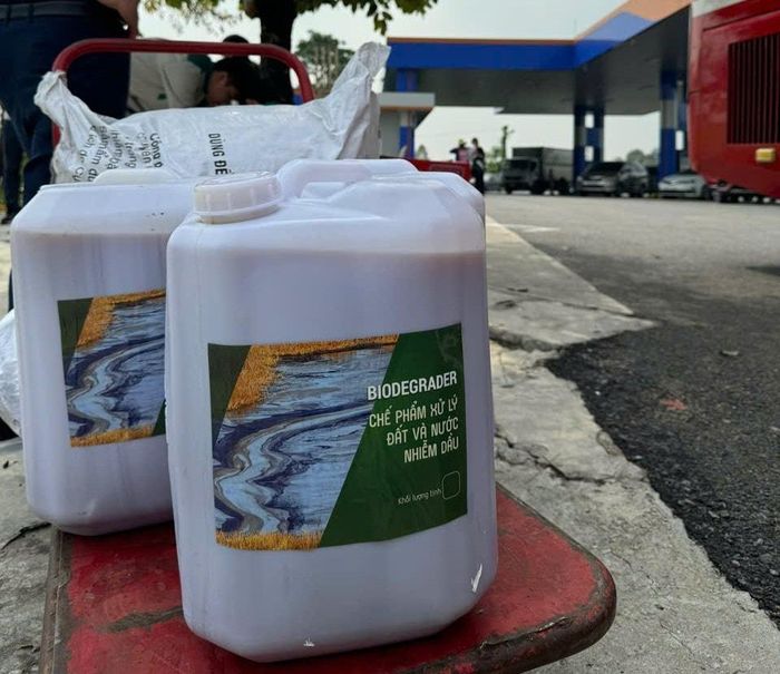 Chế phẩm sinh học Biodegrader. Ảnh: Thu Hằng