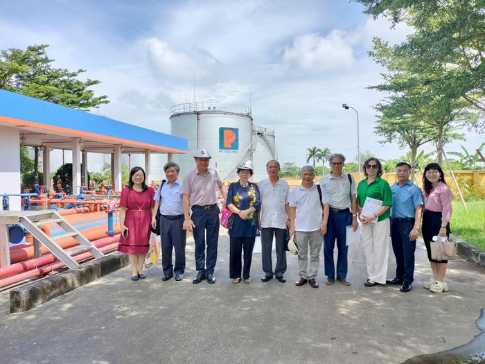 ThS. Đào Ngọc Nam và cộng sự cùng Ban Giám khảo tại Kho xăng dầu Đỗ Xá (Thường Tín, Hà Nội). Ảnh: Thu Hằng