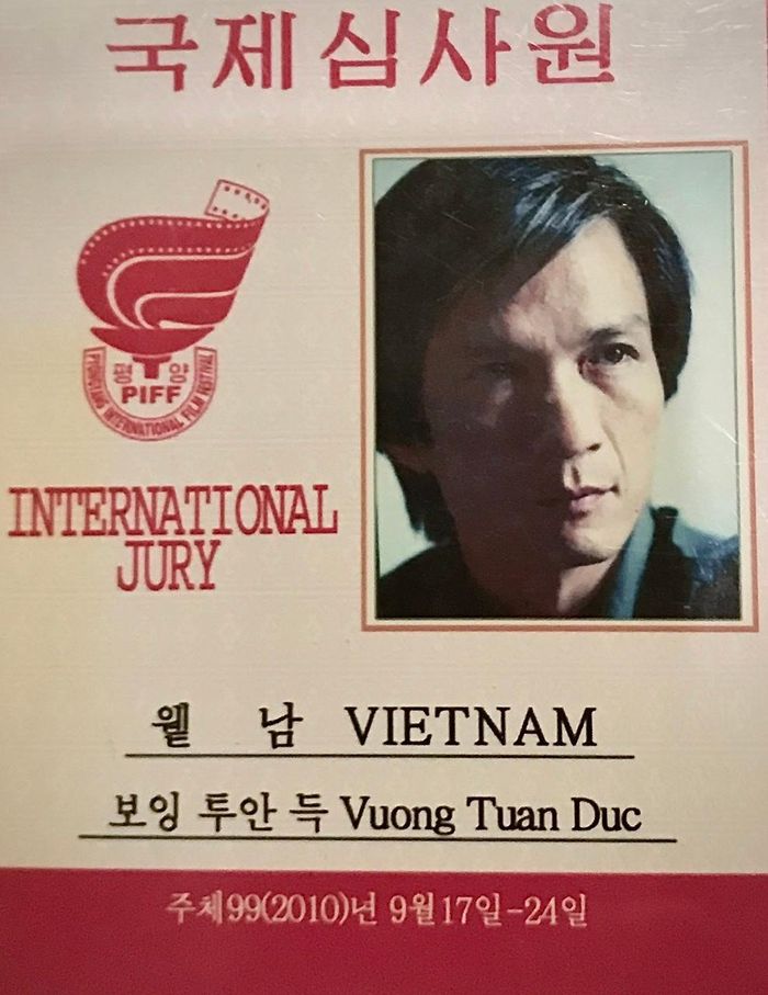Thẻ dự LHP Quốc tế Bình Nhưỡng của đạo diễn Vương Đức năm 1995 (trái) và năm 2010 (phải). Ảnh: NVCC