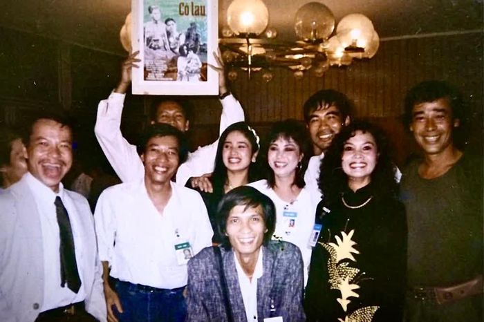 Đoàn làm phim "Cỏ lau" tại LHP Việt Nam lần thứ 10 tại Hải Phòng năm 1993. Ảnh: NVCC