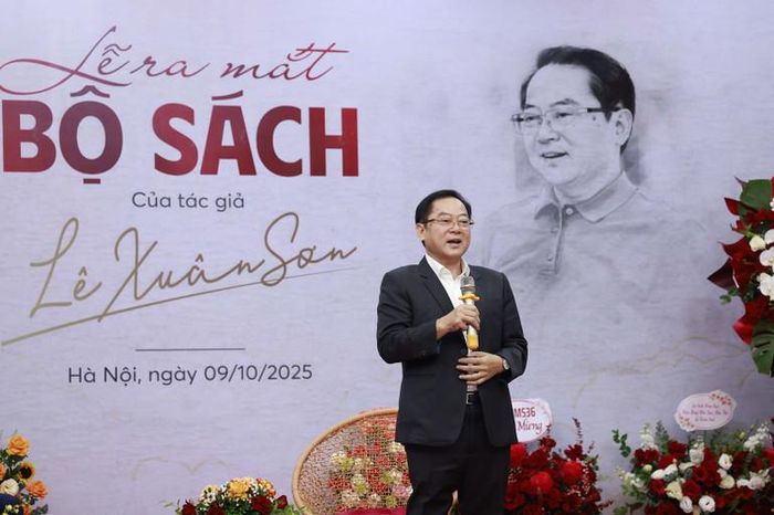 Nhà báo Lê Xuân Sơn tại buổi ra mắt ba tác phẩm của mình.