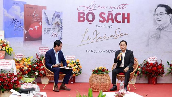 Nhà báo Lê Xuân Sơn trò chuyện về bộ ba tác phẩm cùng sự dẫn dắt của nhà báo, nhà thơ Hữu Việt.