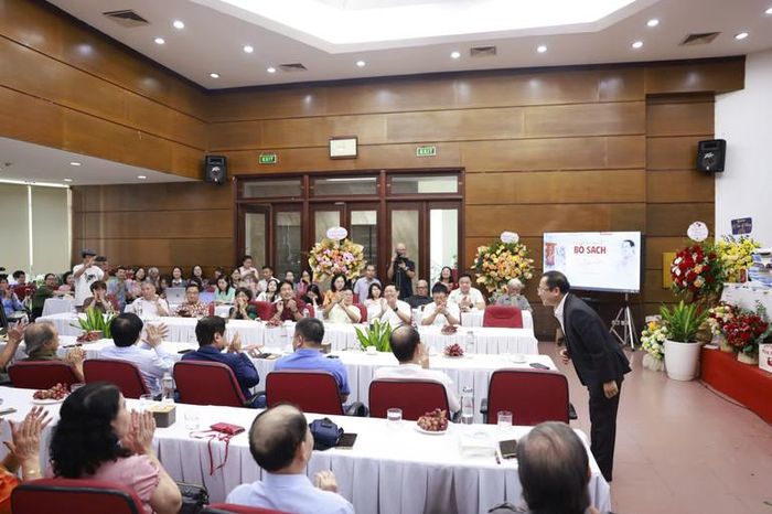 Đông đảo bạn thơ văn, đồng nghiệp... đã đến chia vui cùng nhà báo Lê Xuân Sơn.