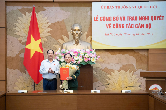 Phó chủ tịch Quốc hội Trần Quang Phương trao Nghị quyết và tặng hoa chúc mừng Thiếu tướng Trần Đức Thuận.