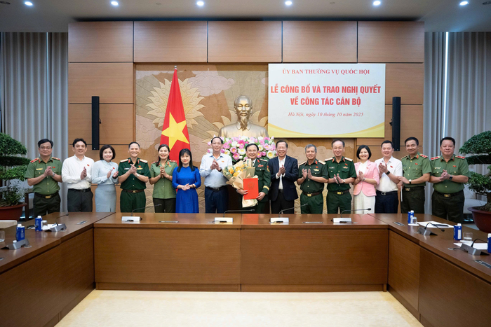 Các đại biểu chúc mừng Thiếu tướng Trần Đức Thuận.