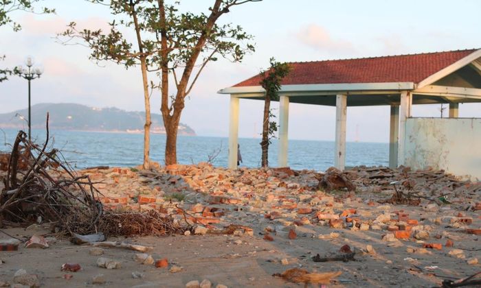 Nhiều công trình công cộng bị sóng đánh tan hoang.