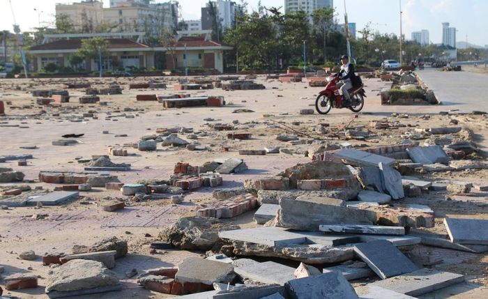 Nhiều mảng bê-tông, gạch nằm ngổn ngang bên bãi biển.