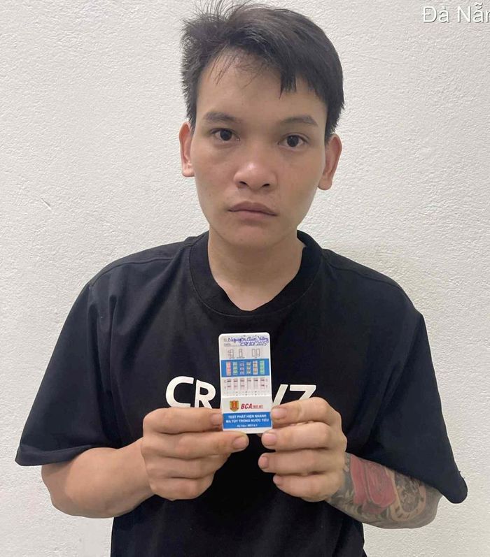 Hai đối tượng liên quan cùng tang vật.