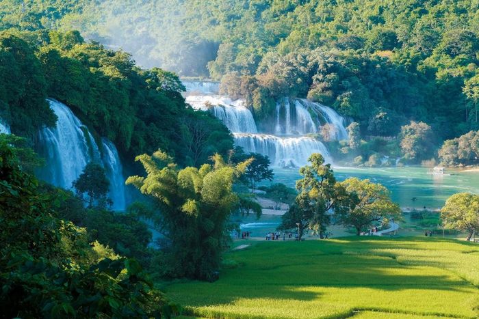 Giữa đại ngàn hùng vĩ, thác nước ba tầng đổ xuống từ độ cao hơn 30 m tạo nên khung cảnh kỳ vĩ, được bao bọc bởi rừng xanh và núi đá vôi trùng điệp. Ảnh Phạm Văng Phong