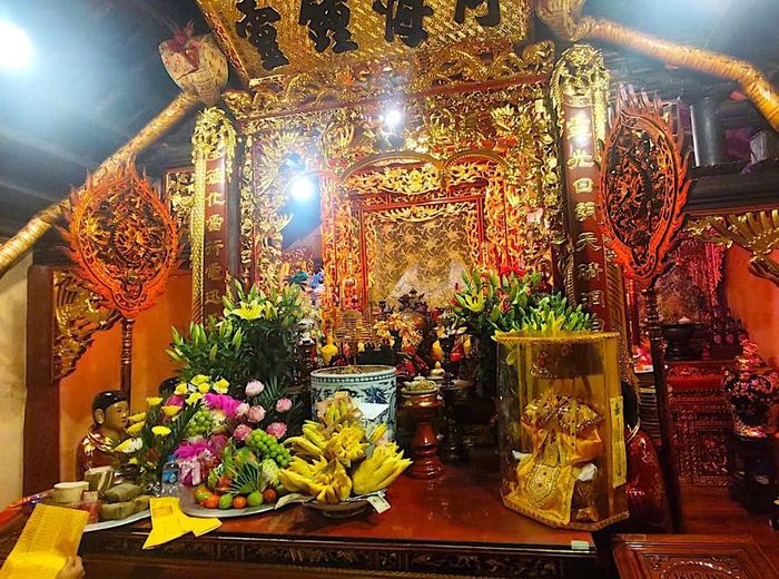  Đền Đồng Bằng là nơi thờ Đức Vua Cha Bát Hải Động Đình, người có công giúp Vua Hùng đánh giặc ngoại xâm, chiêu dân, lập ấp. 