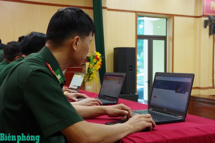 Thi đánh giá kiến thức, kỹ năng số cho quân nhân theo phong trào “Bình dân học vụ số” tại chương trình phát động. Ảnh: Anh Dũng