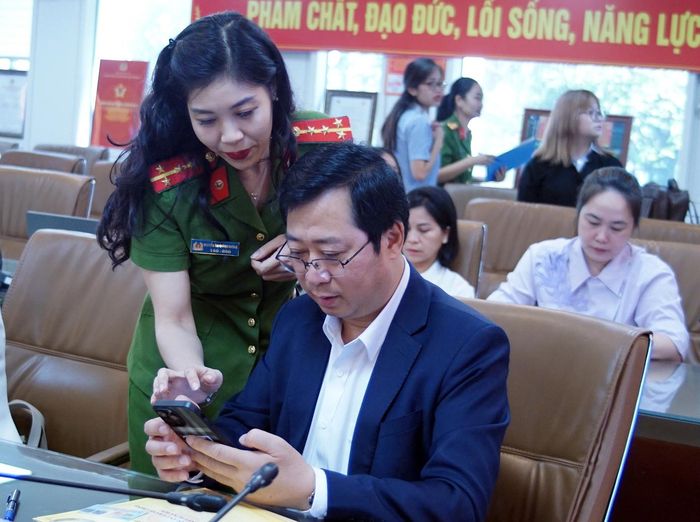 Các đại biểu khách mời cùng tham gia ủng hộ qua ứng dụng VNeID.