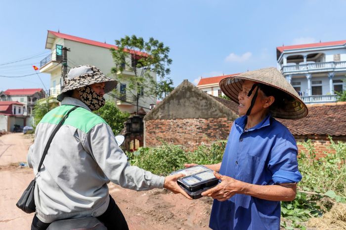 Bà Dự (bên phải), gia đình thuộc diện đặc biệt khó khăn tại Xuân Cầm. Hàng ngày người dân trong làng vẫn lấy cơm, nước sạch mang qua cho gia đình bà.