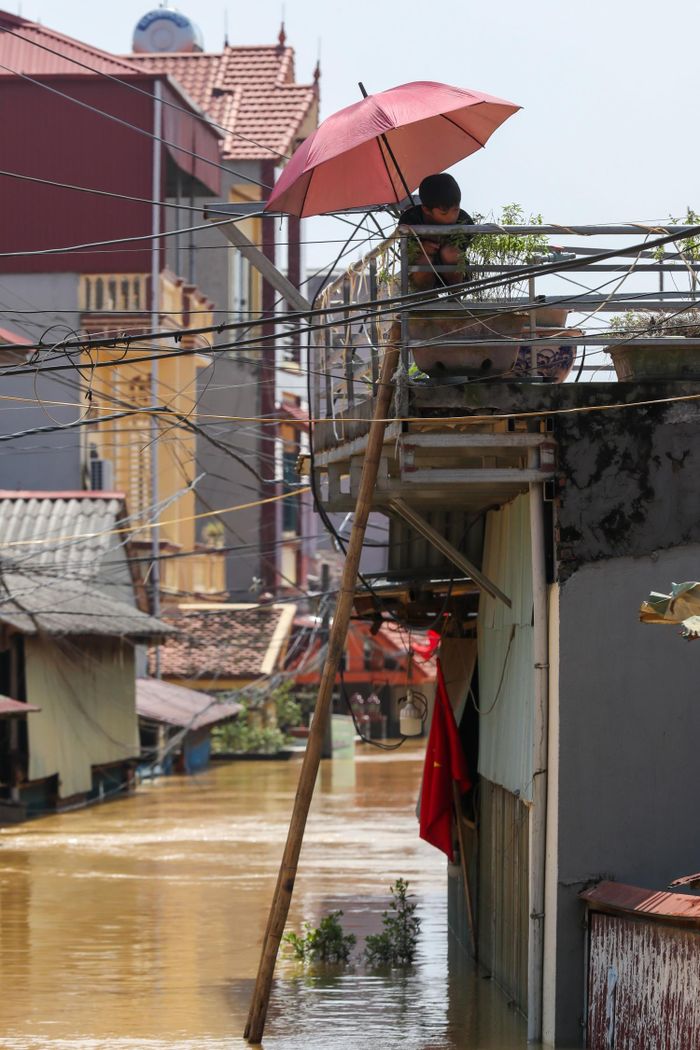 Cuộc sống của người dân chủ yếu diễn ra trên tầng 2, họ phải dùng thang bắc từ ngoài vào. Tuy nhiên cũng có nhiều trường hợp sống một mình không kịp di tản đổ đạc khi nước lên đang loay hoay với khỏ khăn muôn bề.