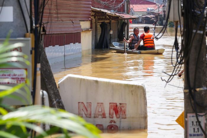 Bên ngoài đê, việc di chuyển chủ yếu bằng thuyền nhôm loại nhỏ chỉ chở được 2 người và một số đồ dùng nhỏ nhẹ.