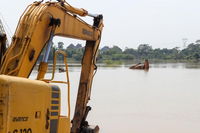 Nước sông nhấn chìm mọi loại máy móc bên ngoài đê gây thiệt hại không hề nhỏ cho các doanh nghiệp đang làm việc tại đây.
